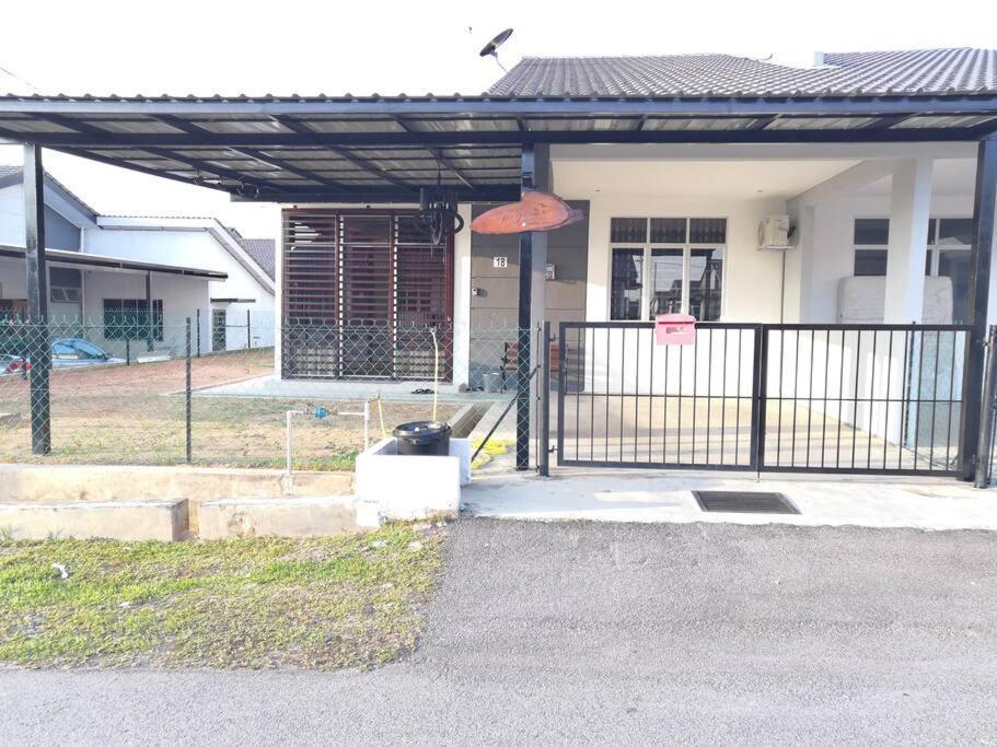 Modern , Spacious Gambang Ump 18 Quest House Exterior foto